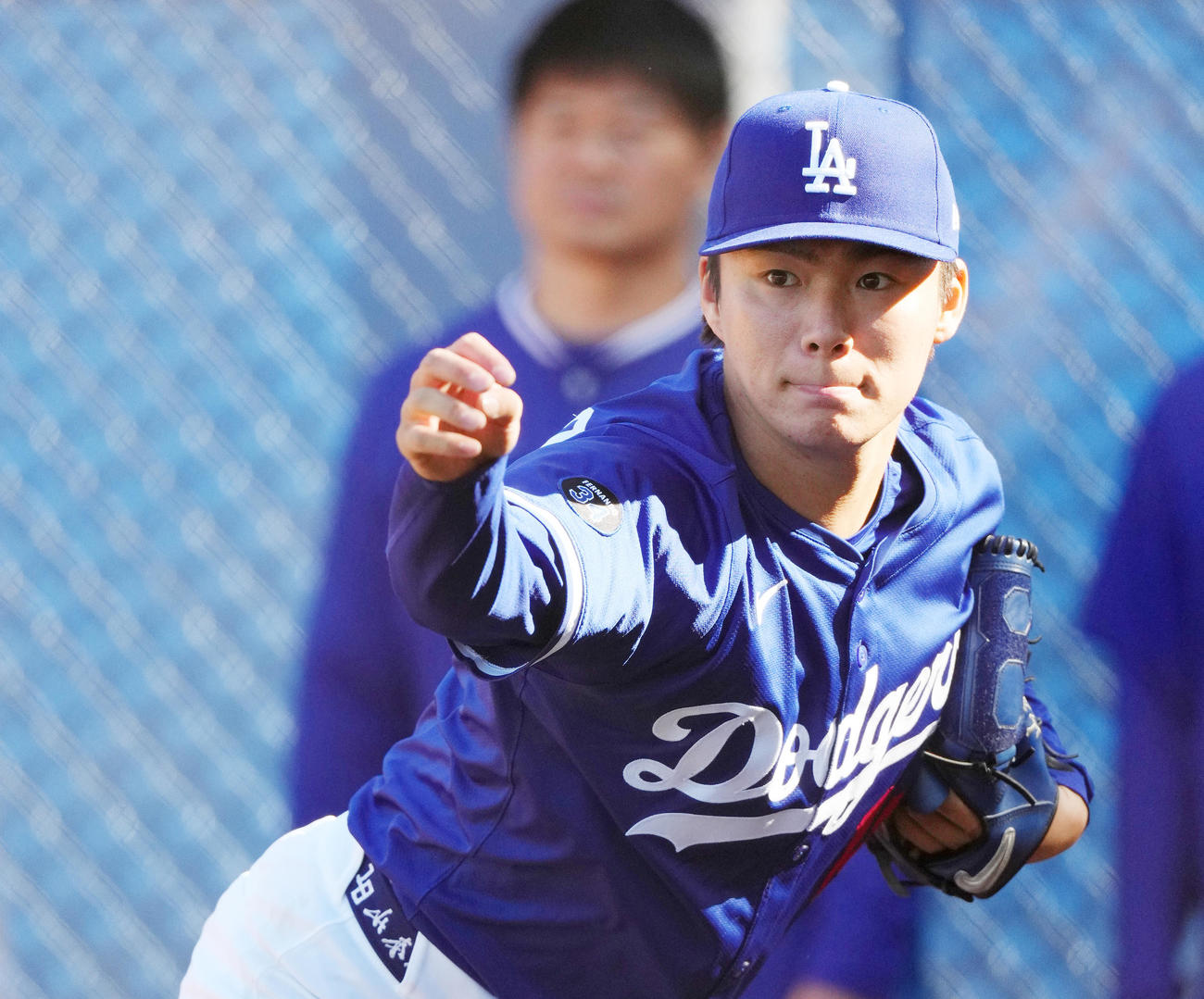 ブルペンで投球練習をするドジャース山本（撮影・菅敏）