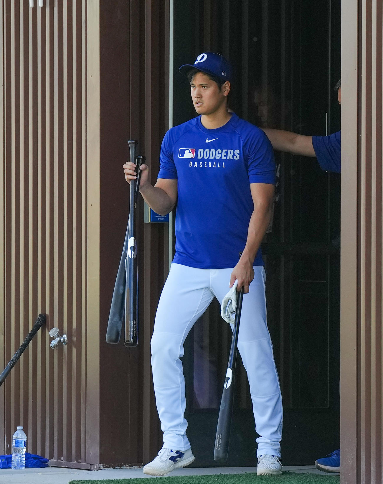ドジャース春季キャンプ　打撃練習を終え、施設を移動するドジャース大谷（撮影・菅敏）