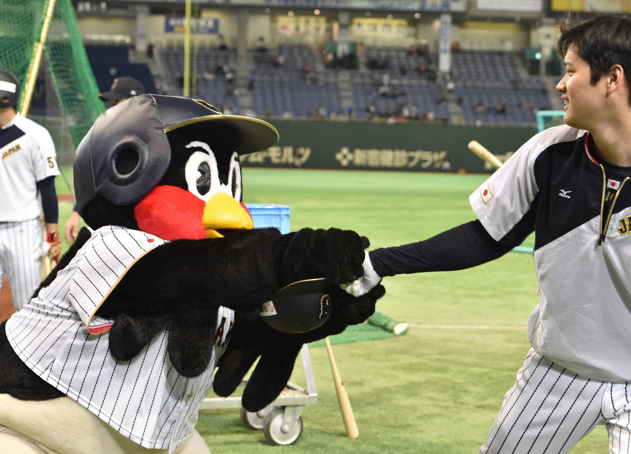 日本対オランダ　大谷（右）の手を引っ張るつば九郎（撮影・鈴木みどり）