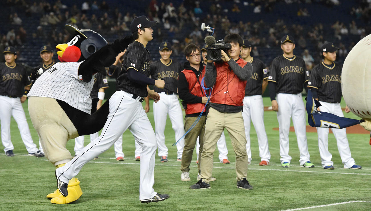 日本対メキシコ　3番DHでスタメン出場する大谷とハイタッチした後のけぞるつば九郎（撮影・鈴木みどり）