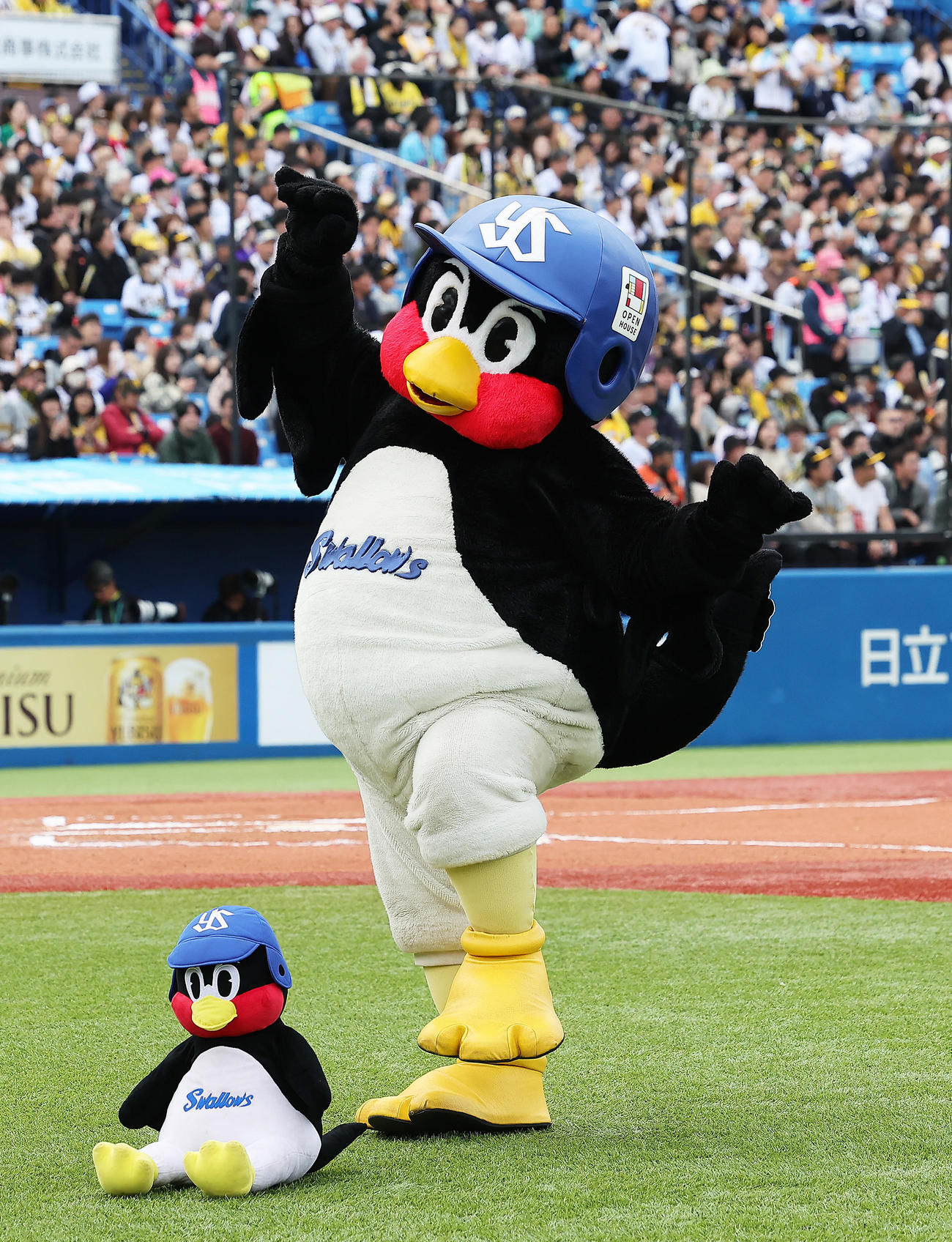 ヤクルト対阪神　ドジャース大谷翔平のようなポーズを決めるつば九郎＝2024年4月6日