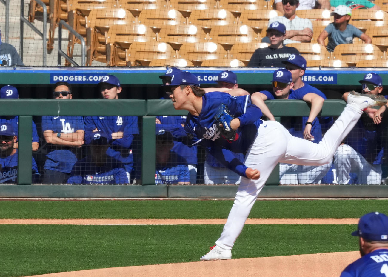 ドジャース対カブス　佐々木（後方左から3人目）が見守る中で力投するドジャース山本（撮影・菅敏）