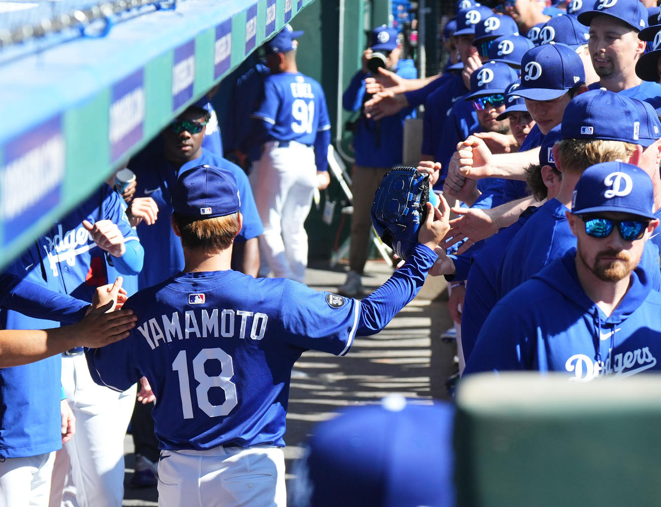 ドジャース対カブス　2回途中で降板するドジャース山本は、佐々木（後方右)に迎えられる（撮影・菅敏）