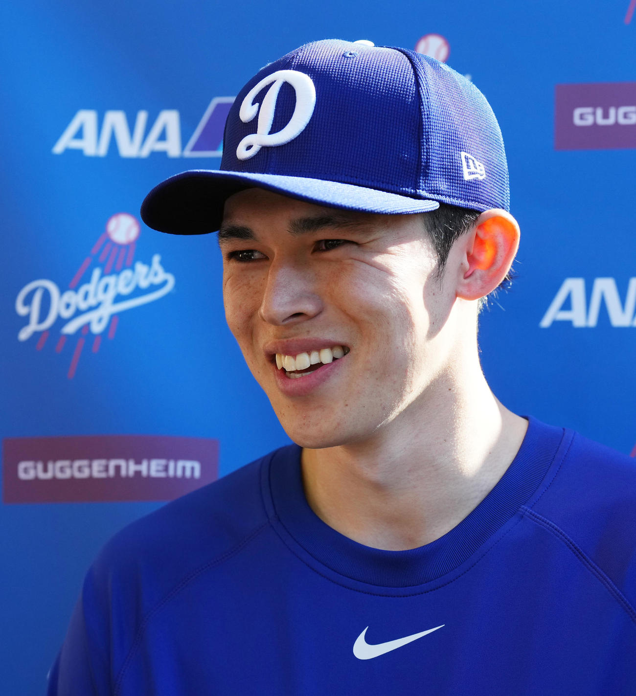 結婚電撃発表し、会見で照れ笑いを浮かべるドジャース佐々木（撮影・菅敏）