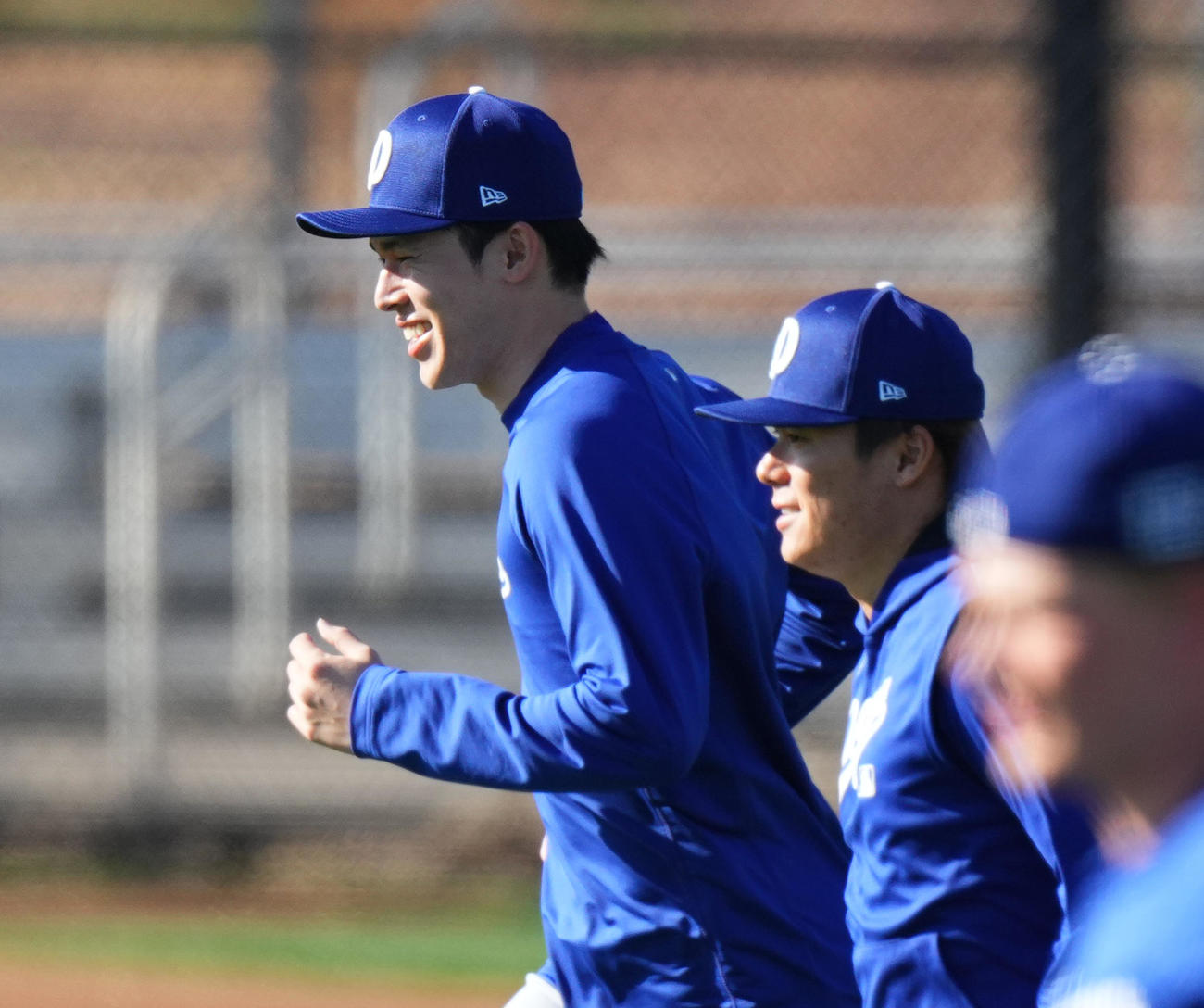 入籍発表後、山本（右）と笑顔で練習をするドジャース佐々木（撮影・菅敏）