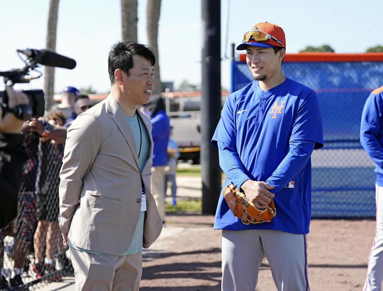メッツ・千賀（右）と言葉を交わす野球日本代表の井端監督（共同）
