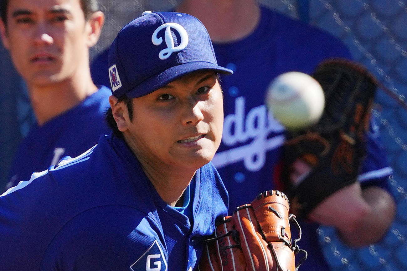 ブルペンで投球練習をするドジャース大谷（撮影・菅敏）