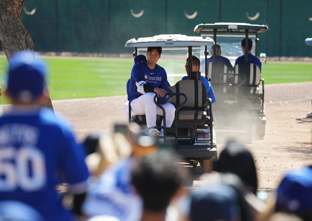ライブBPを終え、カートの後部座席に座り笑顔で引き揚げるドジャース大谷（左）（撮影・菅敏）