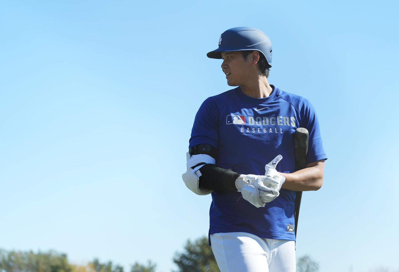 ライブBPを終え、ベンチに戻るドジャース大谷（撮影・菅敏）