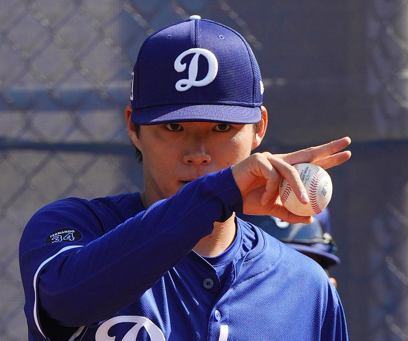ブルペンで投球練習をするドジャース山本は、捕手に向かってポーズをとる（撮影・菅敏）