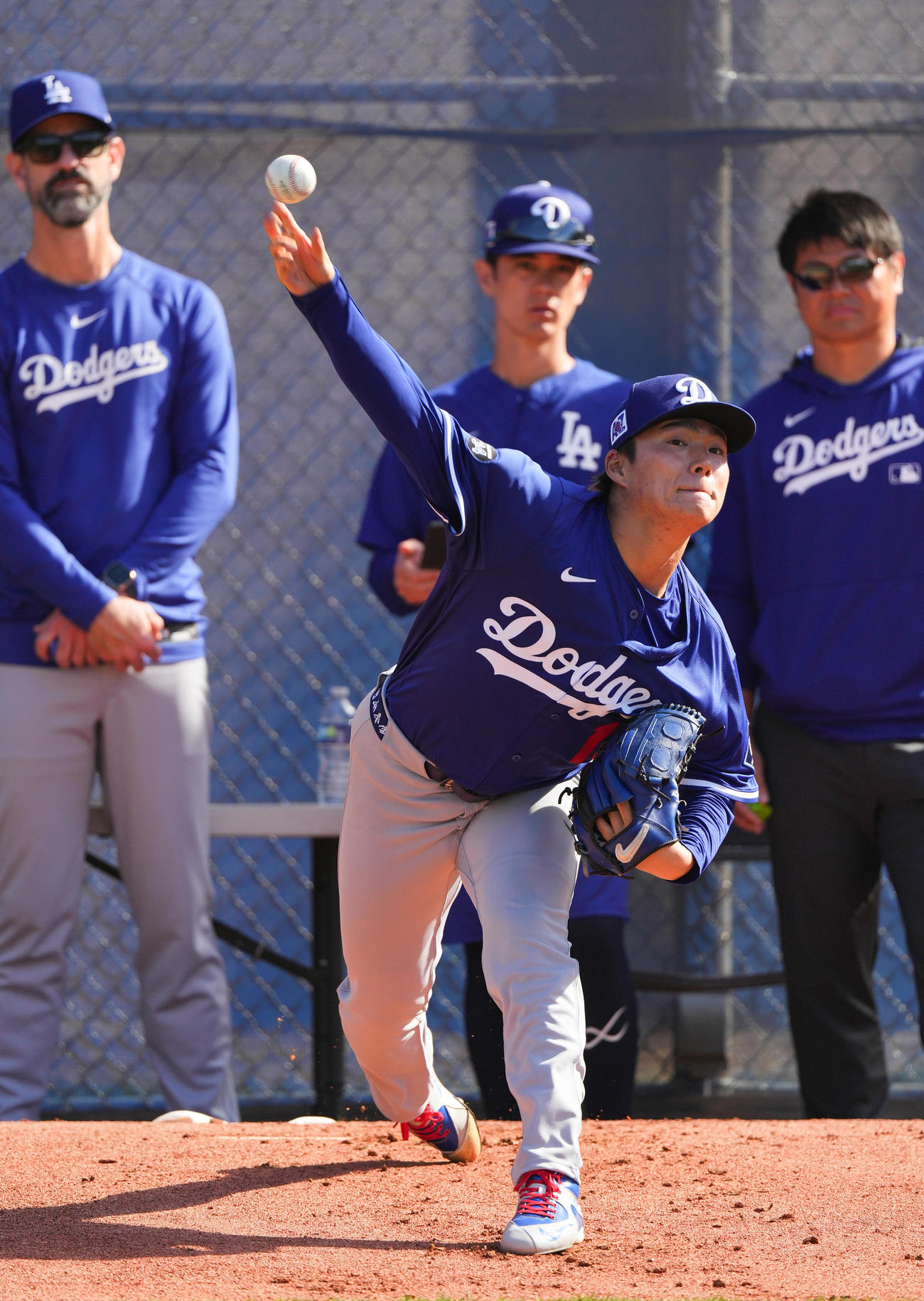 ドジャース春季キャンプ　ブルペンで投球練習をするドジャース山本（撮影・菅敏）