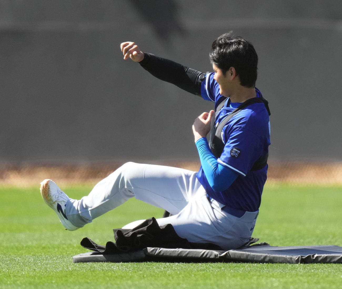 スライディングの練習をするドジャース大谷（右）（撮影・菅敏）
