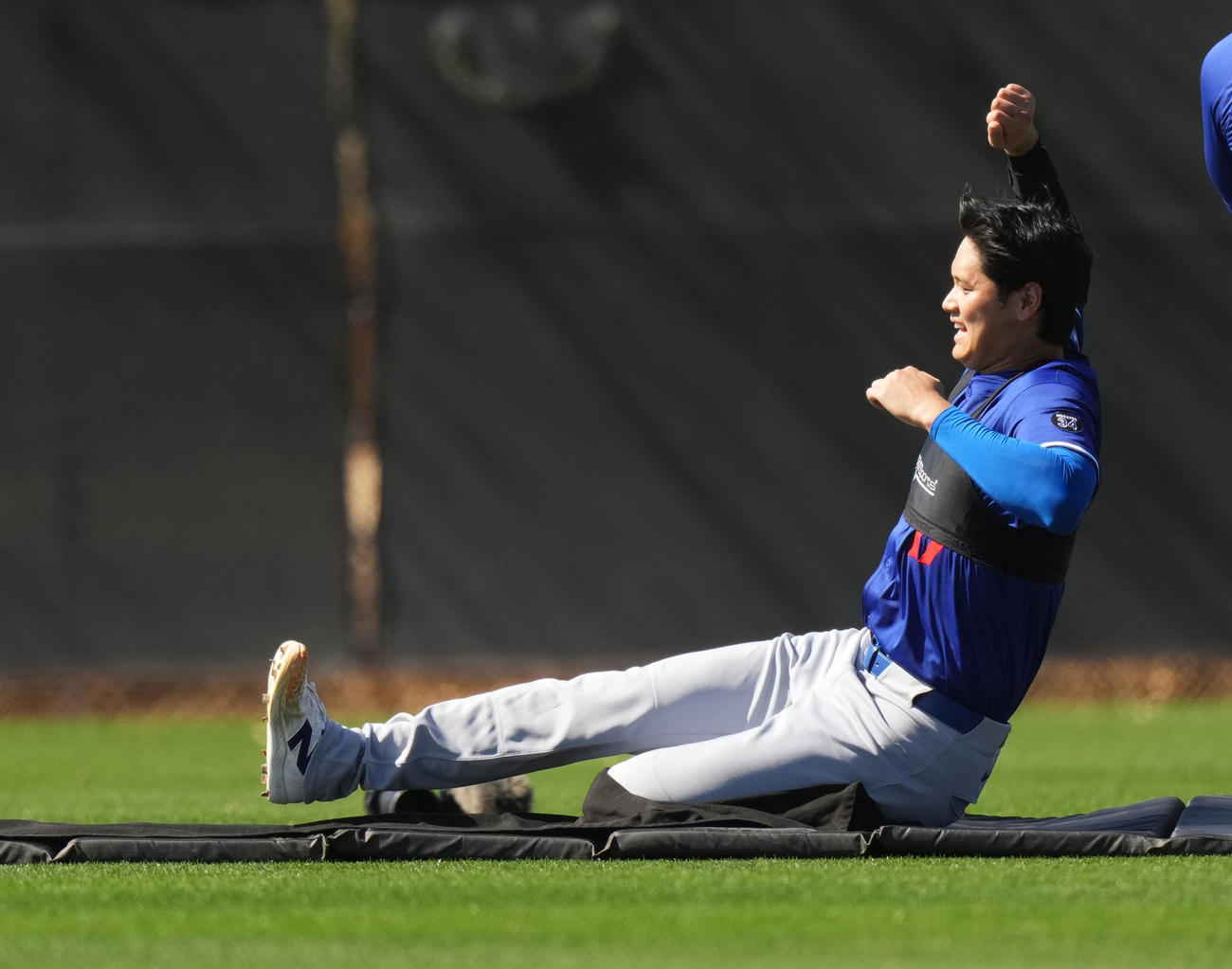 スライディングの練習をするドジャース大谷（右）（撮影・菅敏）