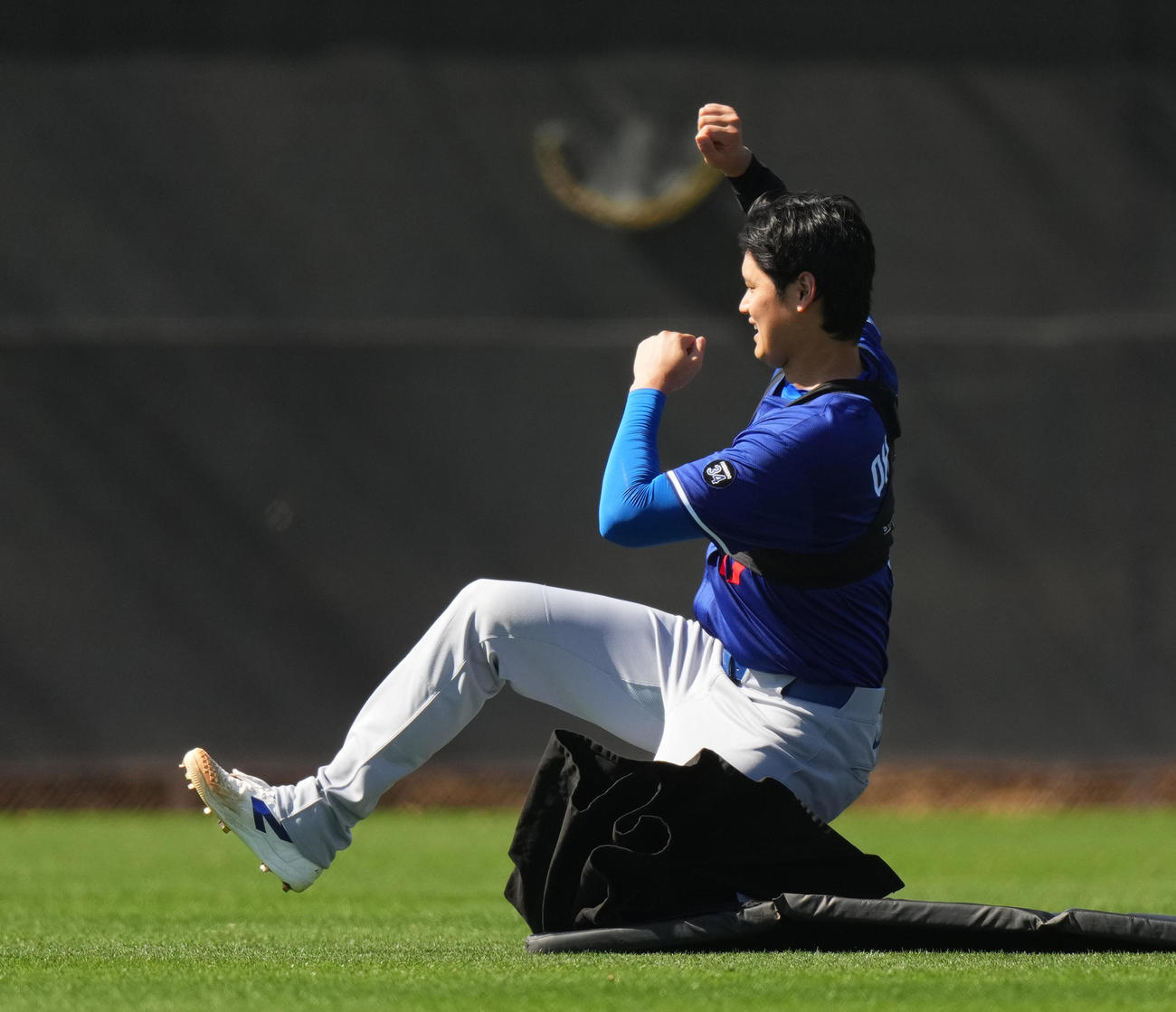 スライディングの練習をするドジャース大谷（右）（撮影・菅敏）