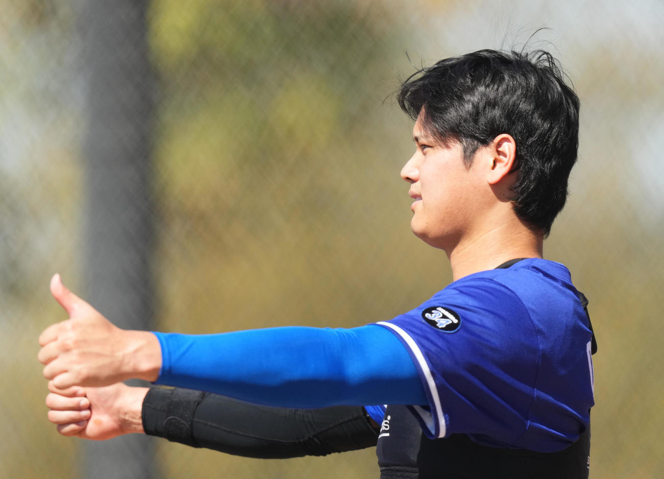トレーニングに合間におどけるドジャース大谷（撮影・菅敏）