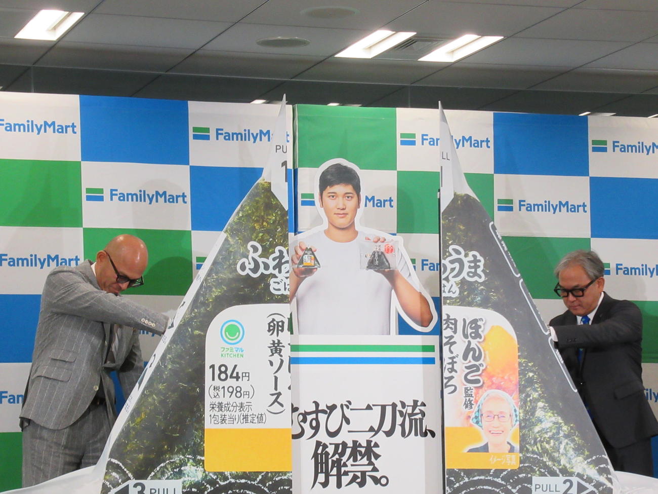 向かって右が細見社長、左が足立CMO