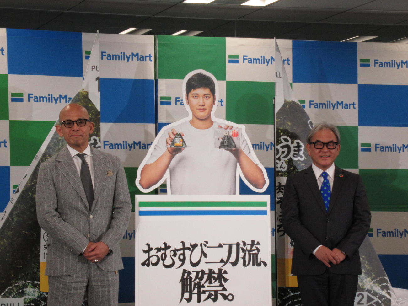 向かって右が細見社長、左が足立CMO