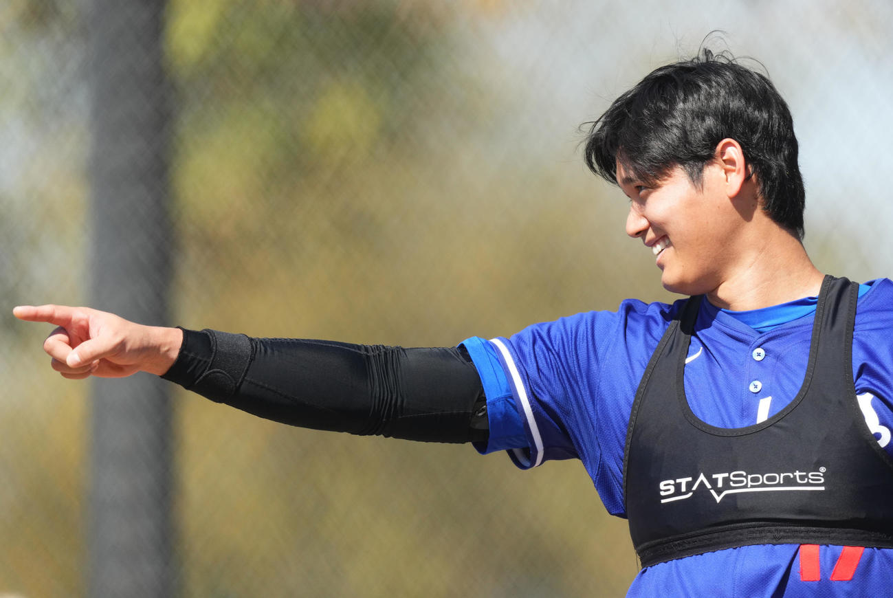 トレーニングに合間におどけるドジャース大谷（撮影・菅敏）