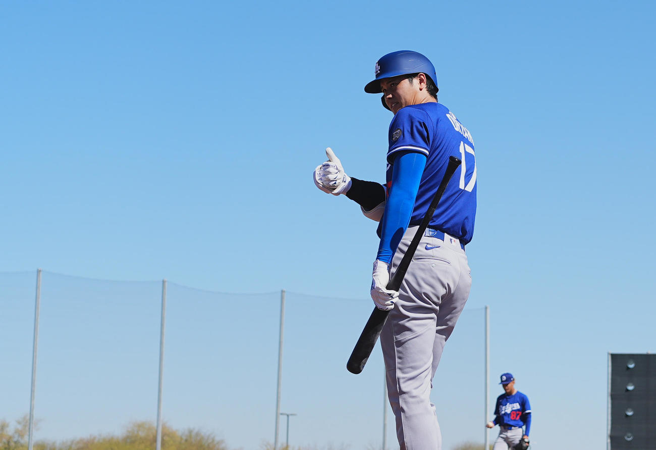 ドジャース春季キャンプ　ライブBPを終え、サムズアップポーズをとるドジャース大谷（撮影・菅敏）
