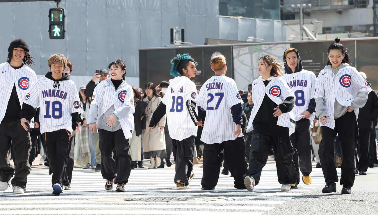 スクランブル交差点を横断するカブスのユニホームを着用した若者たち（撮影・丹羽敏通）