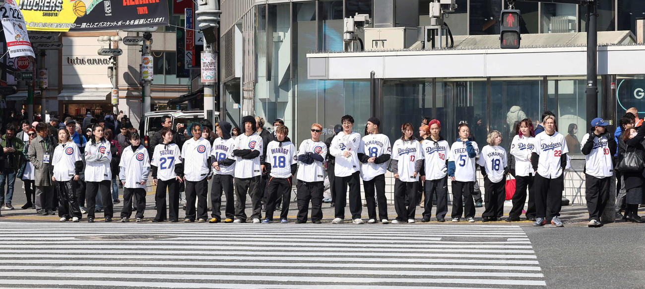 スクランブル交差点並ぶドジャースとカブスのユニホームを着用した若者たち（撮影・丹羽敏通）