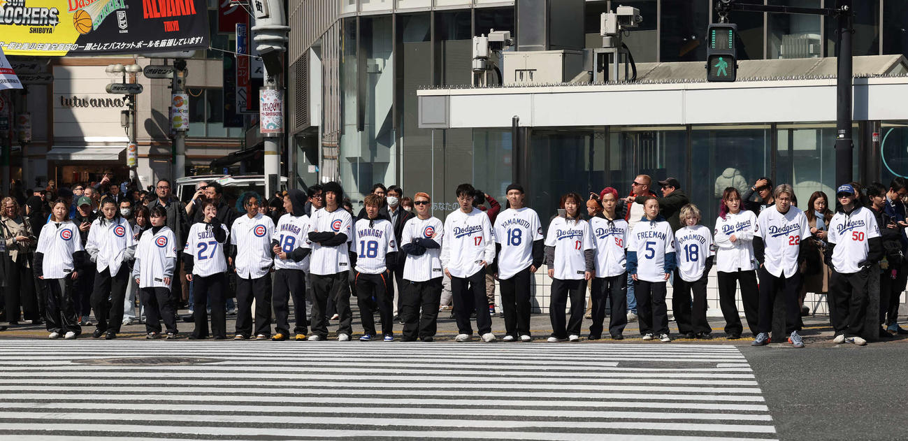 スクランブル交差点並ぶドジャースとカブスのユニホームを着用した若者たち（撮影・丹羽敏通）