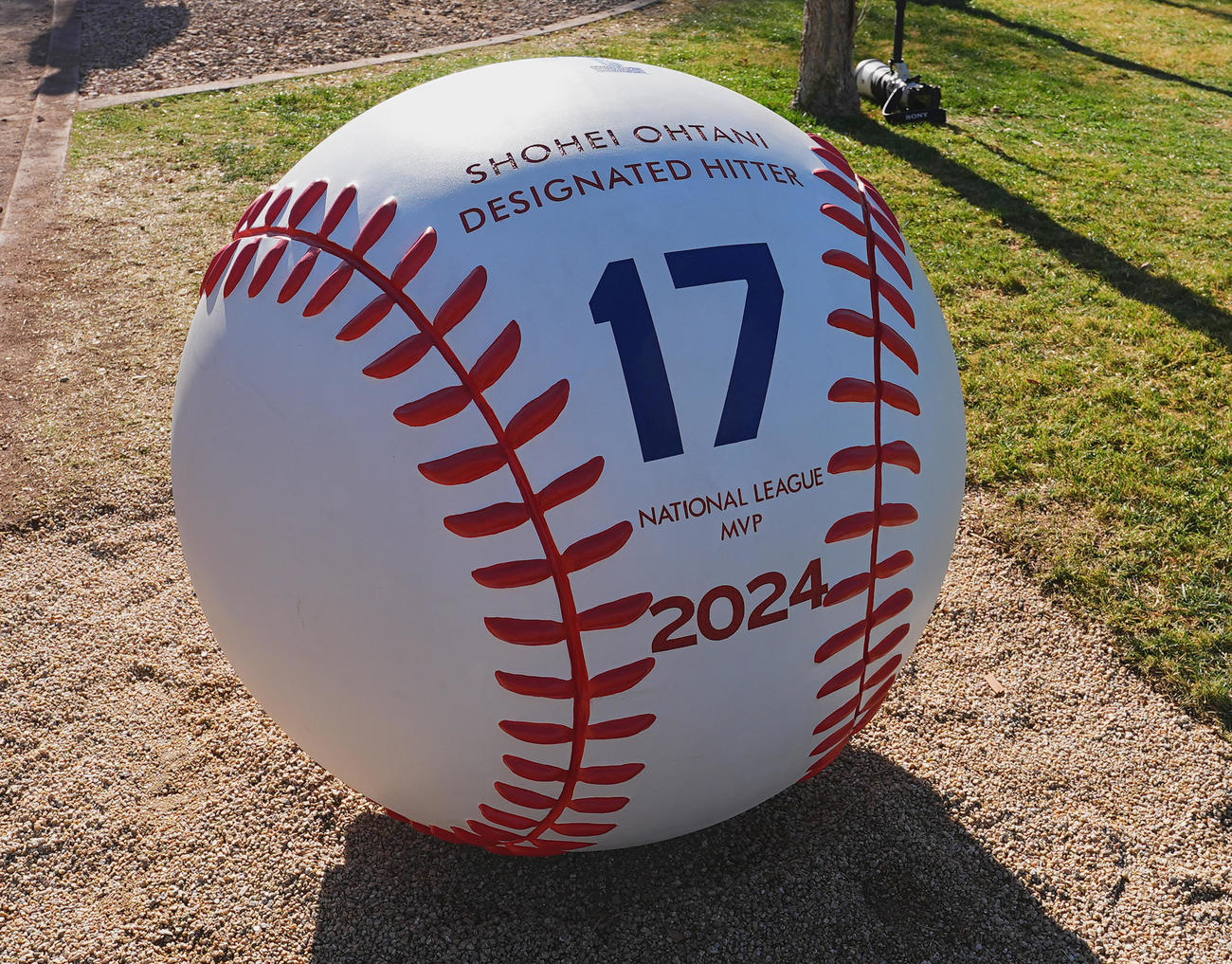 キャンプ地に飾られるドジャース大谷翔平のサインが書かれた巨大ボール（撮影・菅敏）