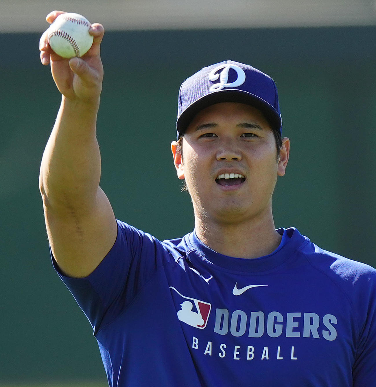 キャッチボール中に相手に握りを見せるドジャース大谷（撮影・菅敏）