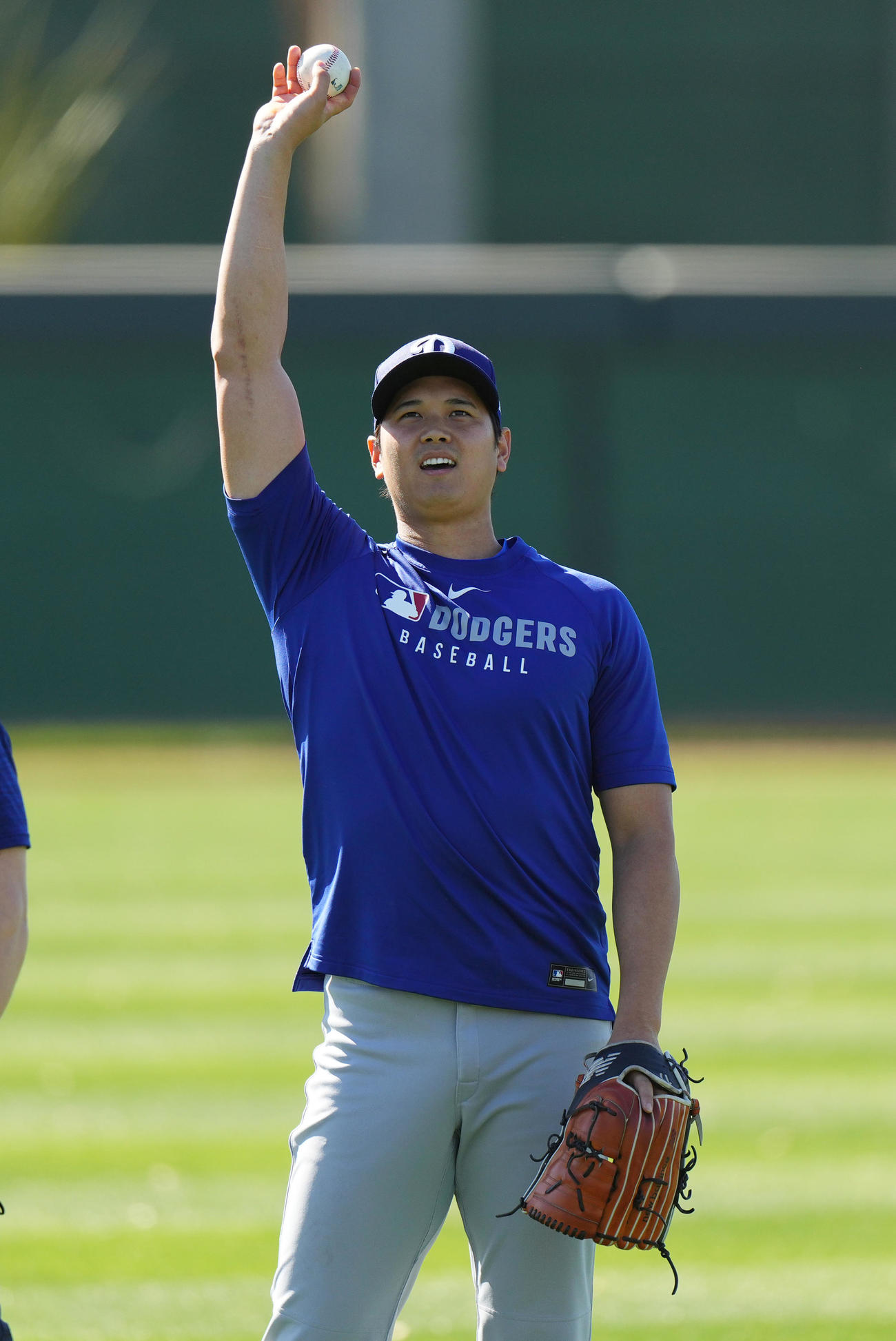 キャッチボール中に相手に握りを見せるドジャース大谷（撮影・菅敏）