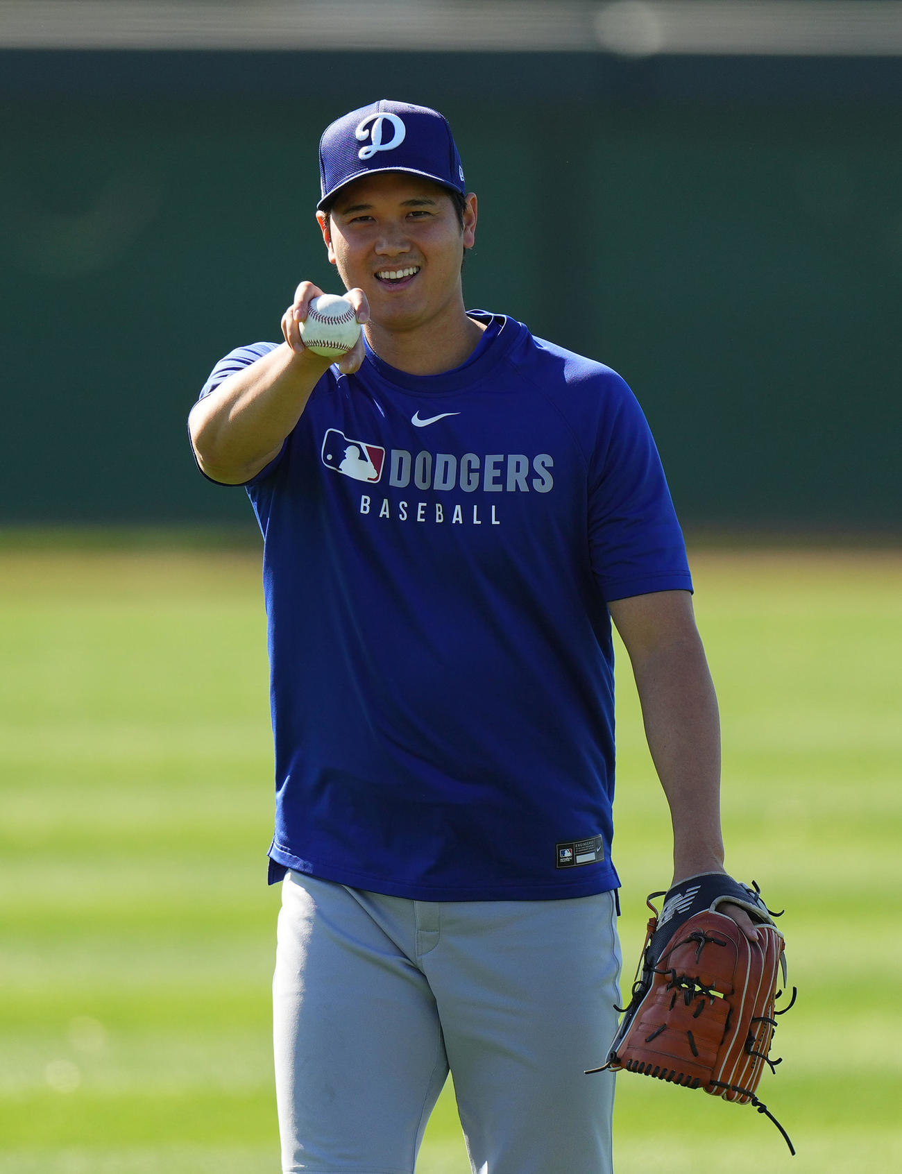 キャッチボール中に相手に握りを見せるドジャース大谷（撮影・菅敏）