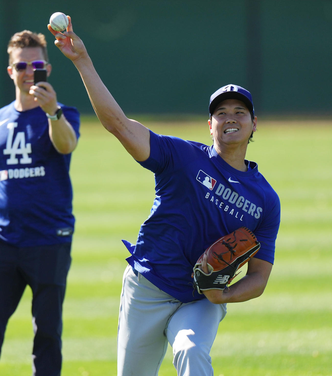 キャッチボールをするドジャース大谷（撮影・菅敏）