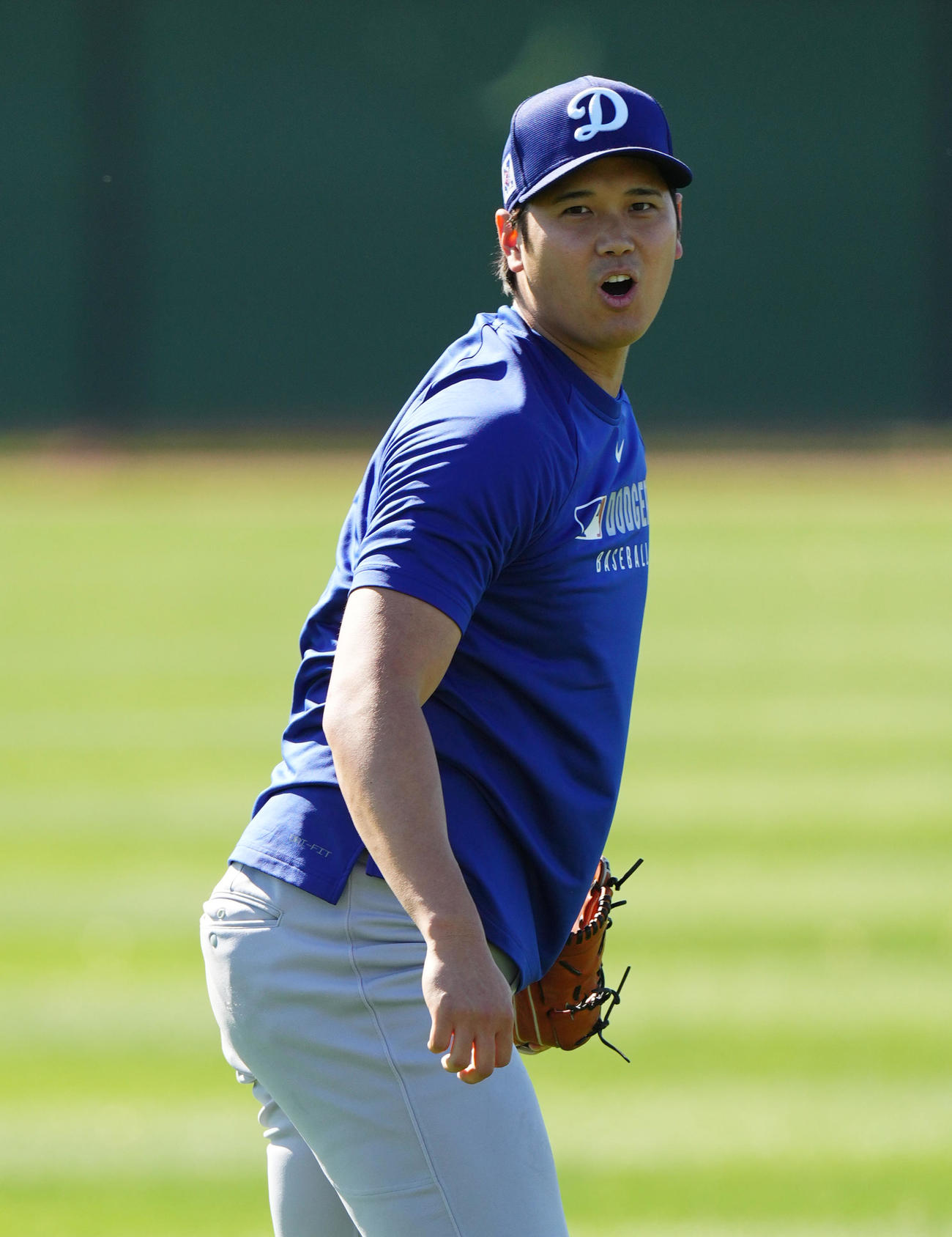 キャッチボールに合間に驚いた表情を見せるドジャース大谷（撮影・菅敏）