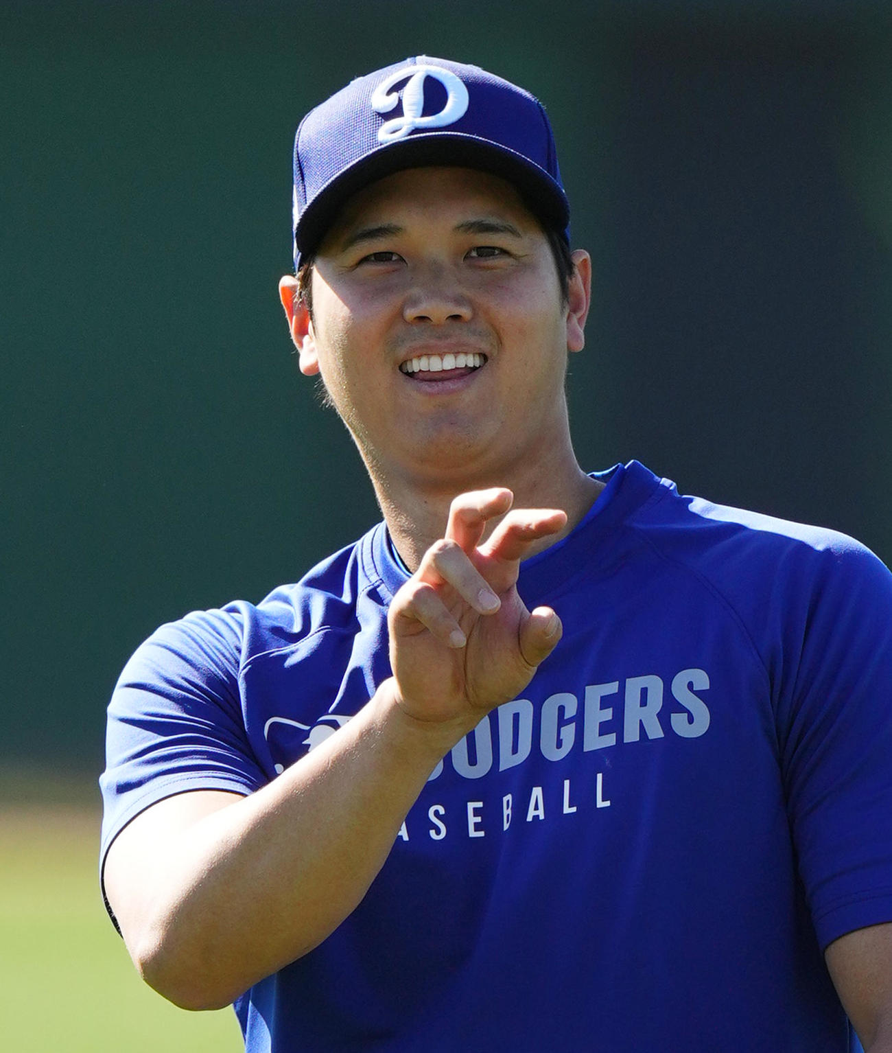 キャッチボール中に相手に握りを見せるドジャース大谷（撮影・菅敏）