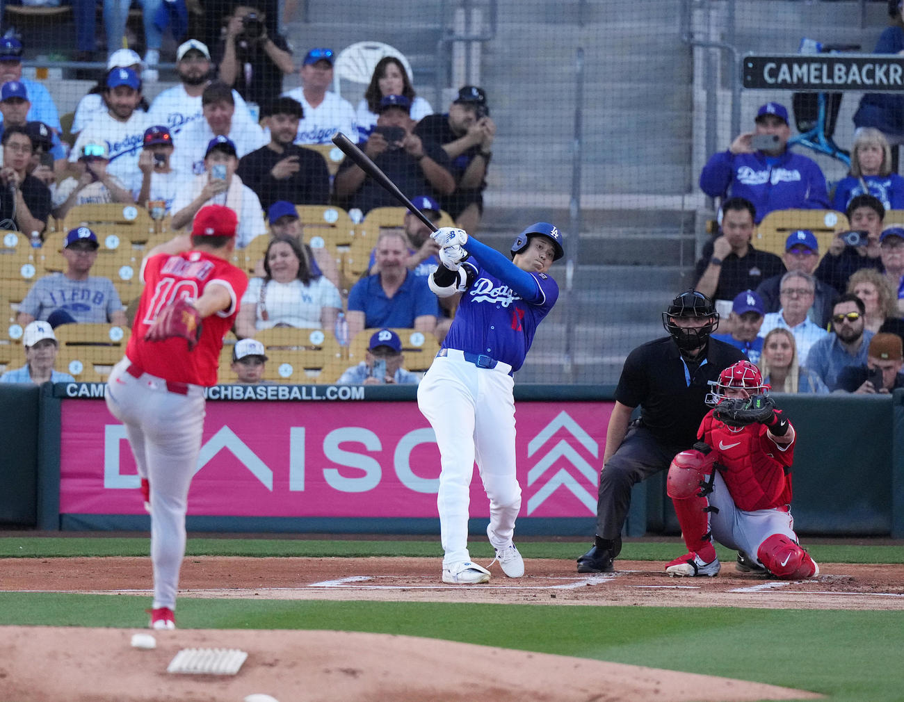 オープン戦・ドジャース対エンゼルス　1回裏ドジャース無死、左越えに先頭打者本塁打を放つ大谷。投手菊池雄星＝2025年2月28日（撮影・菅敏）