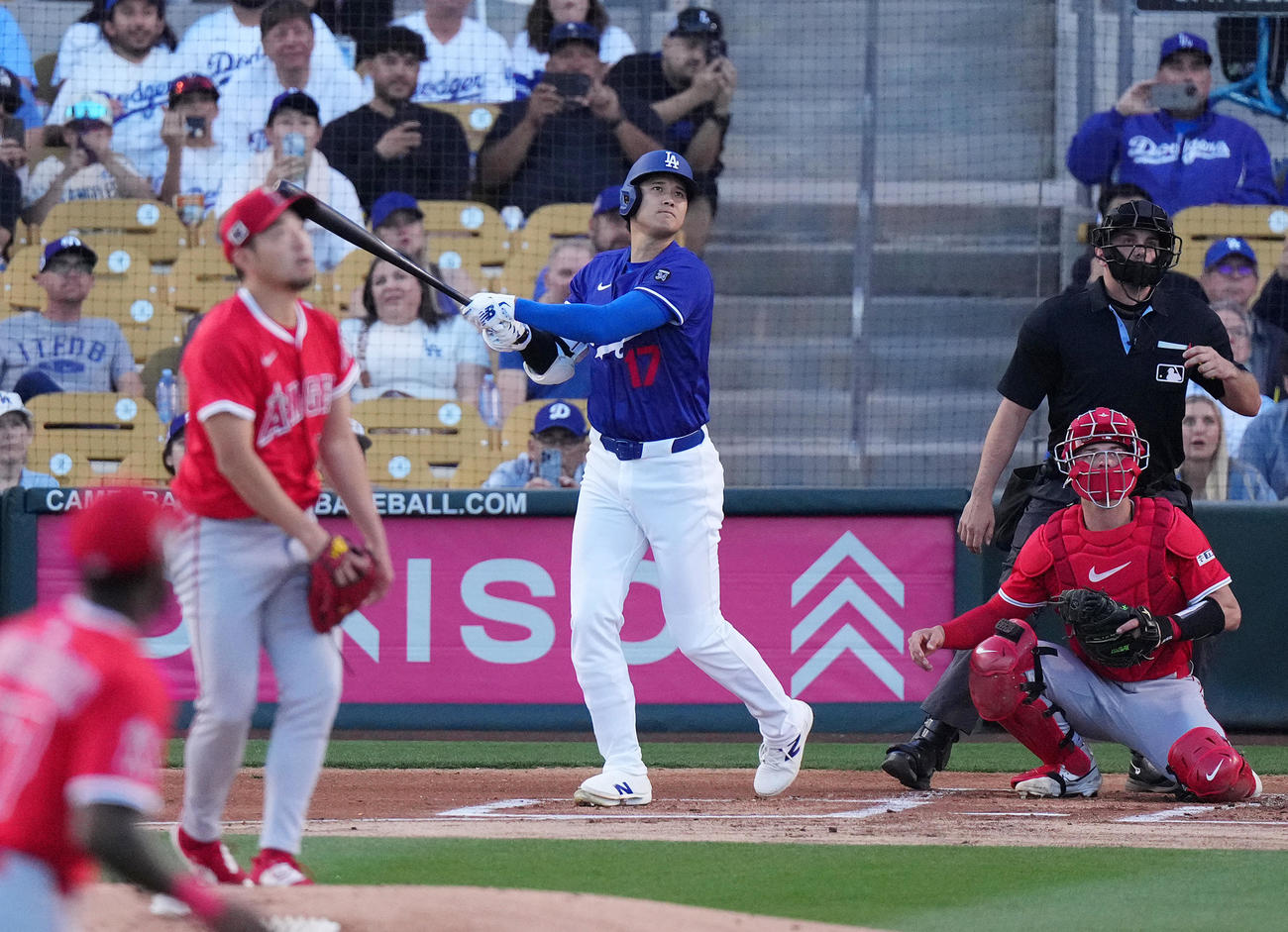 オープン戦・ドジャース対エンゼルス　1回裏ドジャース無死、左越えに先頭打者本塁打を放つ大谷。投手菊池（撮影・菅敏）