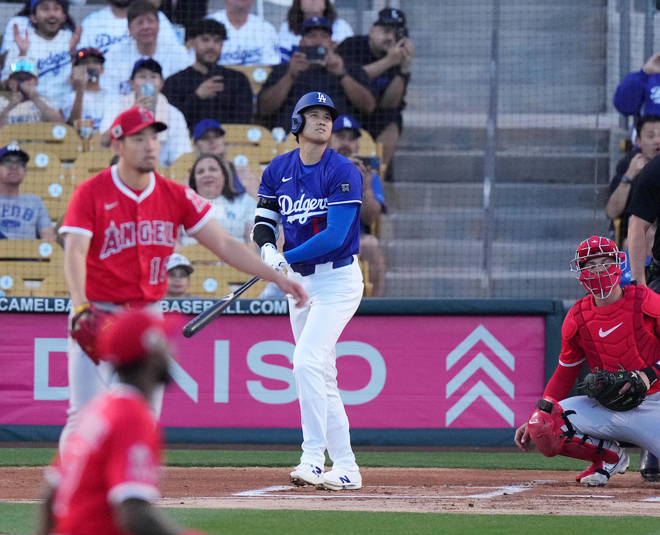 オープン戦・ドジャース対エンゼルス　1回裏ドジャース無死、左越えに先頭打者本塁打を放つ大谷。投手菊池（撮影・菅敏）