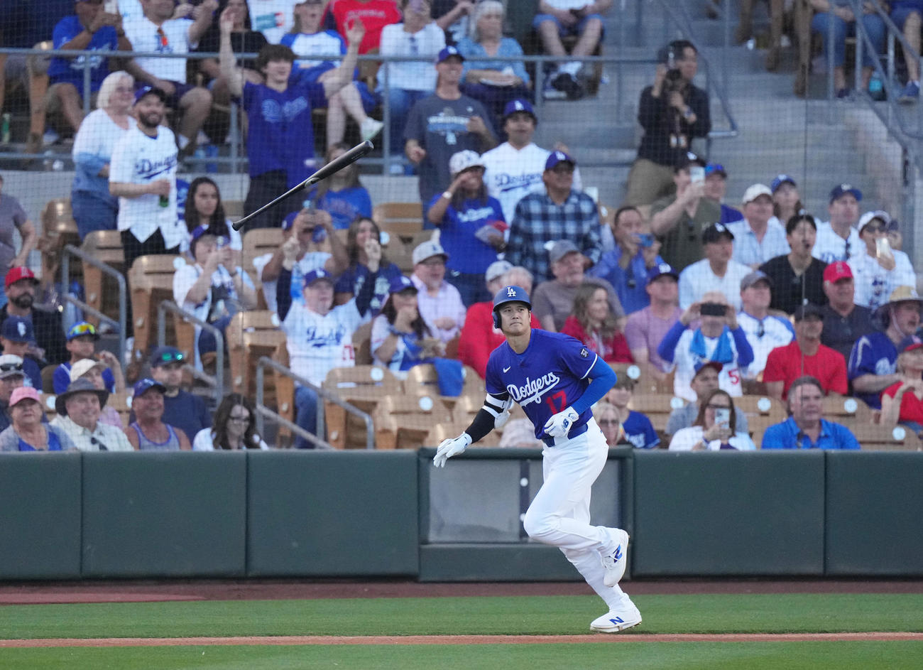 オープン戦・ドジャース対エンゼルス　1回裏ドジャース無死、左越えに先頭打者本塁打を放ち、バットを投げる大谷（撮影・菅敏）