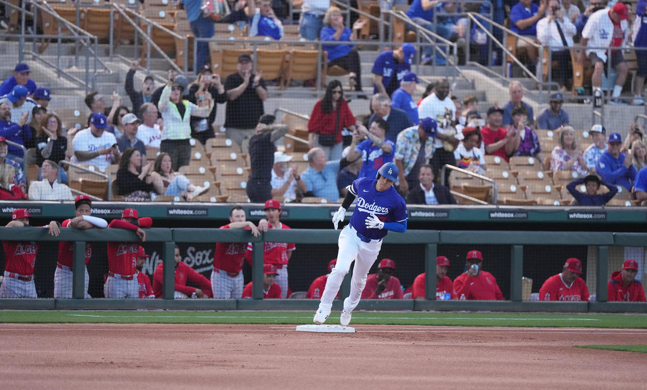 オープン戦・ドジャース対エンゼルス　1回裏ドジャース無死、左越えに先頭打者本塁打を放ち、静まり返るエンゼルスベンチを背にダイヤモンドを回る大谷（撮影・菅敏）