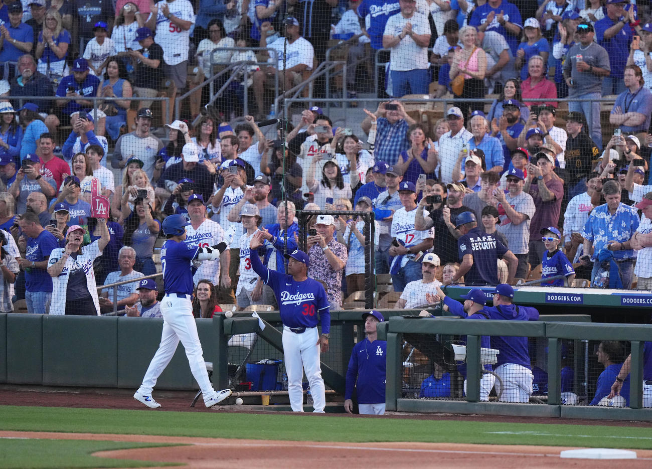 オープン戦・ドジャース対エンゼルス　1回裏ドジャース無死、左越えに先頭打者本塁打を放ち、ロバーツ監督（左から2人目）に迎えられる大谷（撮影・菅敏）
