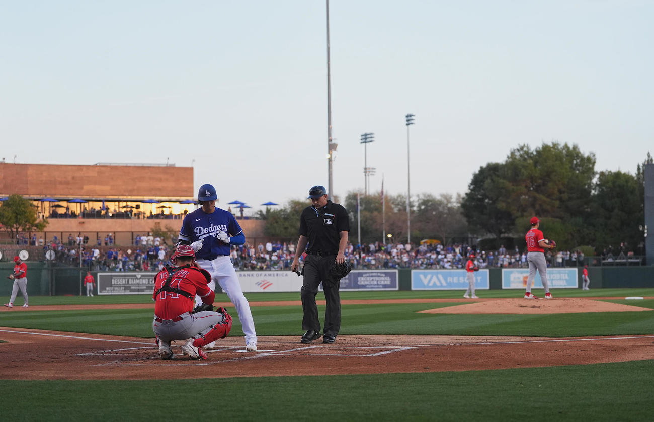 オープン戦・ドジャース対エンゼルス　1回裏ドジャース無死、左越えに先頭打者本塁打を放ち、生還する大谷（左から2人目）。投手菊池（撮影・菅敏）