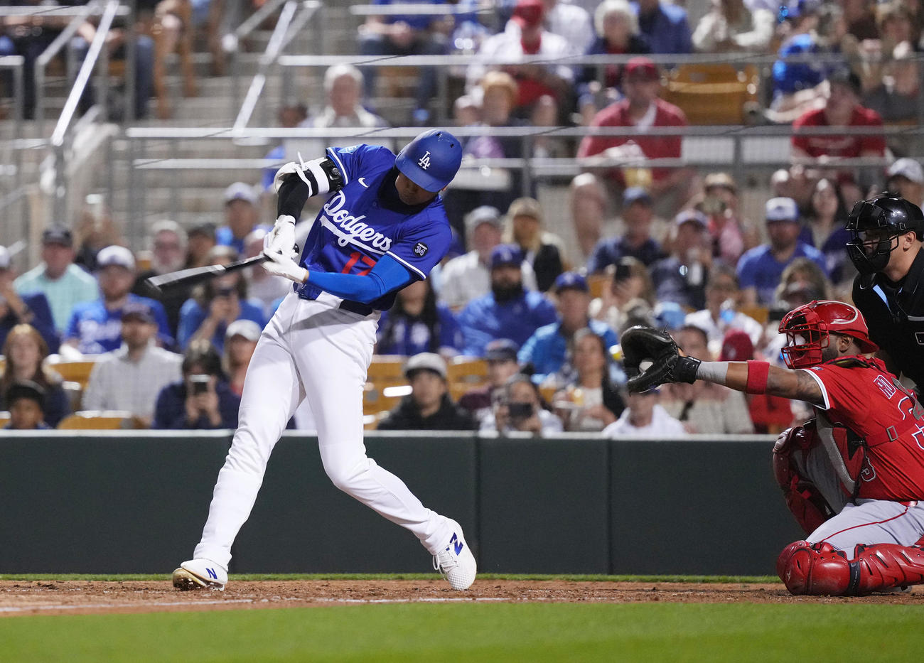 オープン戦・ドジャース対エンゼルス　5回裏ドジャース無死、空振りの三振に倒れるドジャース大谷（撮影・菅敏）