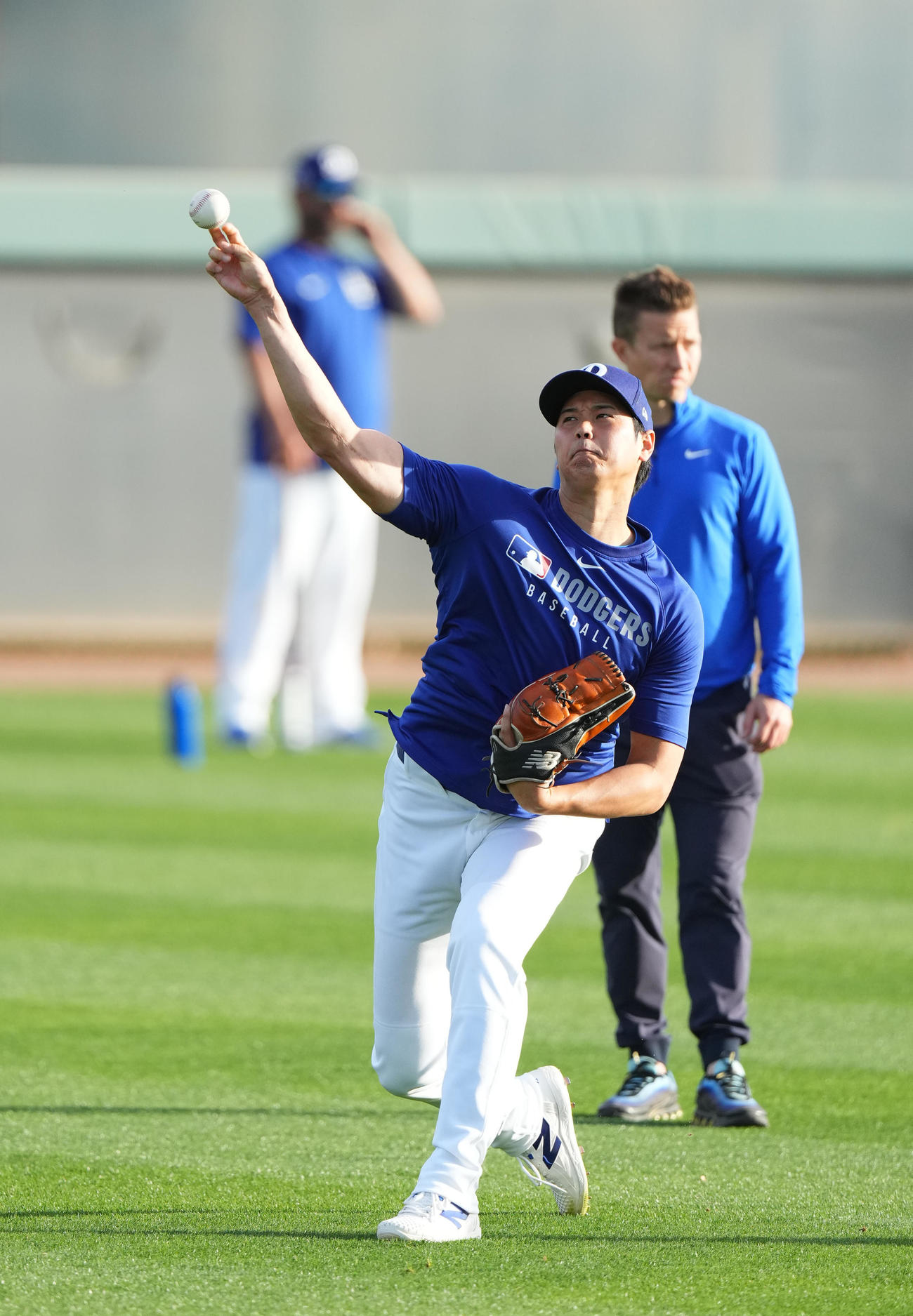 オープン戦・ドジャース対エンゼルス　試合前、キャッチボールをするドジャース大谷（撮影・菅敏）