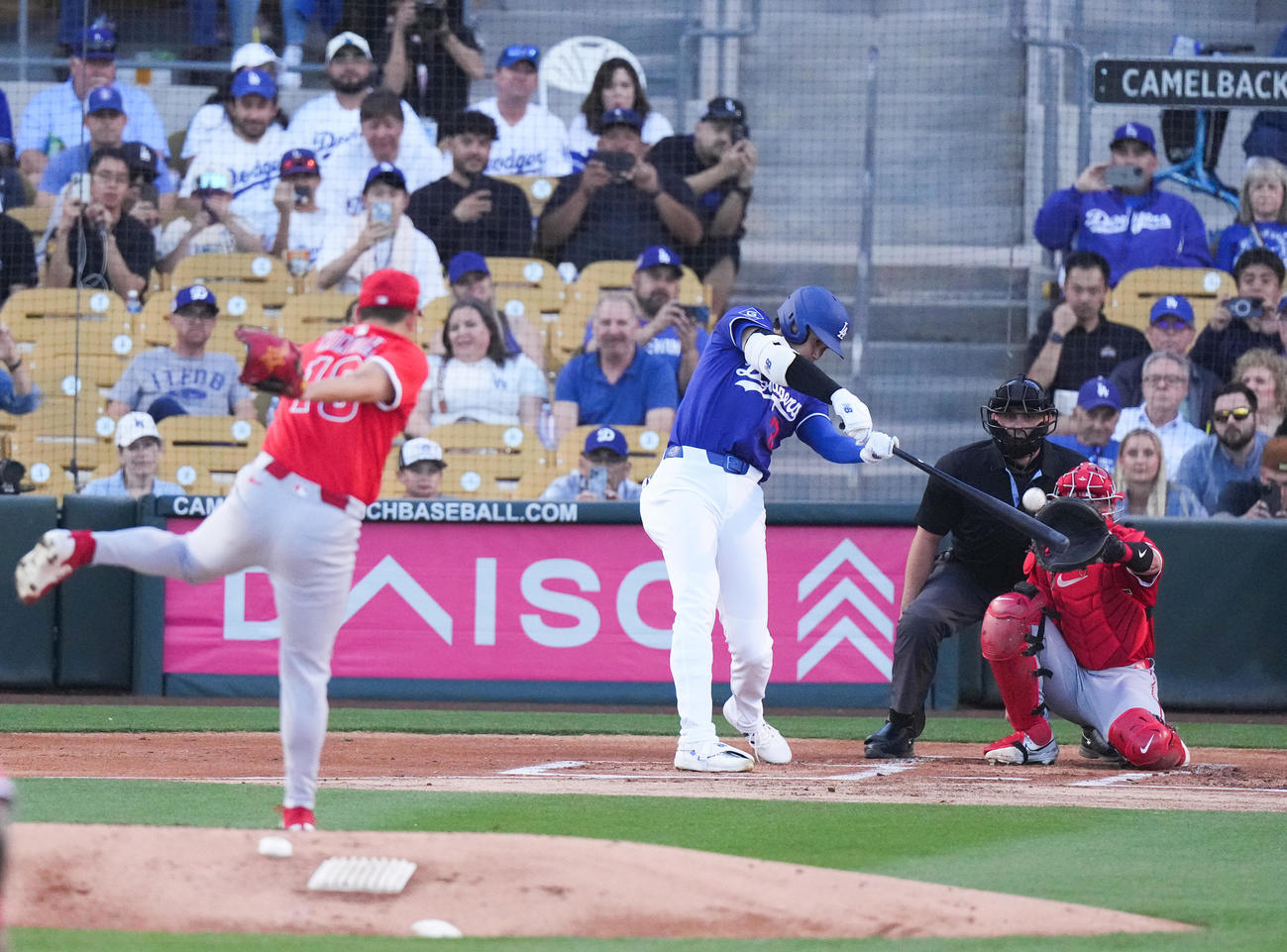オープン戦・ドジャース対エンゼルス　1回裏ドジャース無死、左越えにソロ本塁打を放つ大谷。投手は菊池（撮影・菅敏）