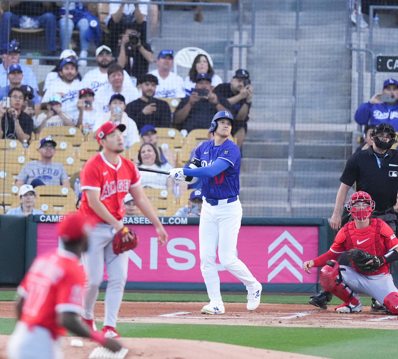 オープン戦・ドジャース対エンゼルス　1回裏ドジャース無死、左越えにソロ本塁打を放つ大谷。投手は菊池（撮影・菅敏）