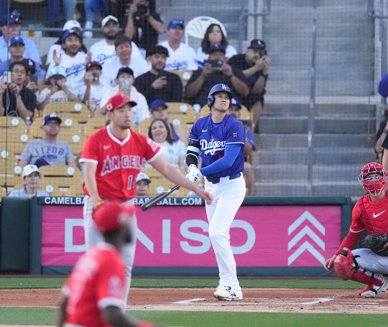 オープン戦・ドジャース対エンゼルス　1回裏ドジャース無死、左越えにソロ本塁打を放つ大谷。投手は菊池（撮影・菅敏）