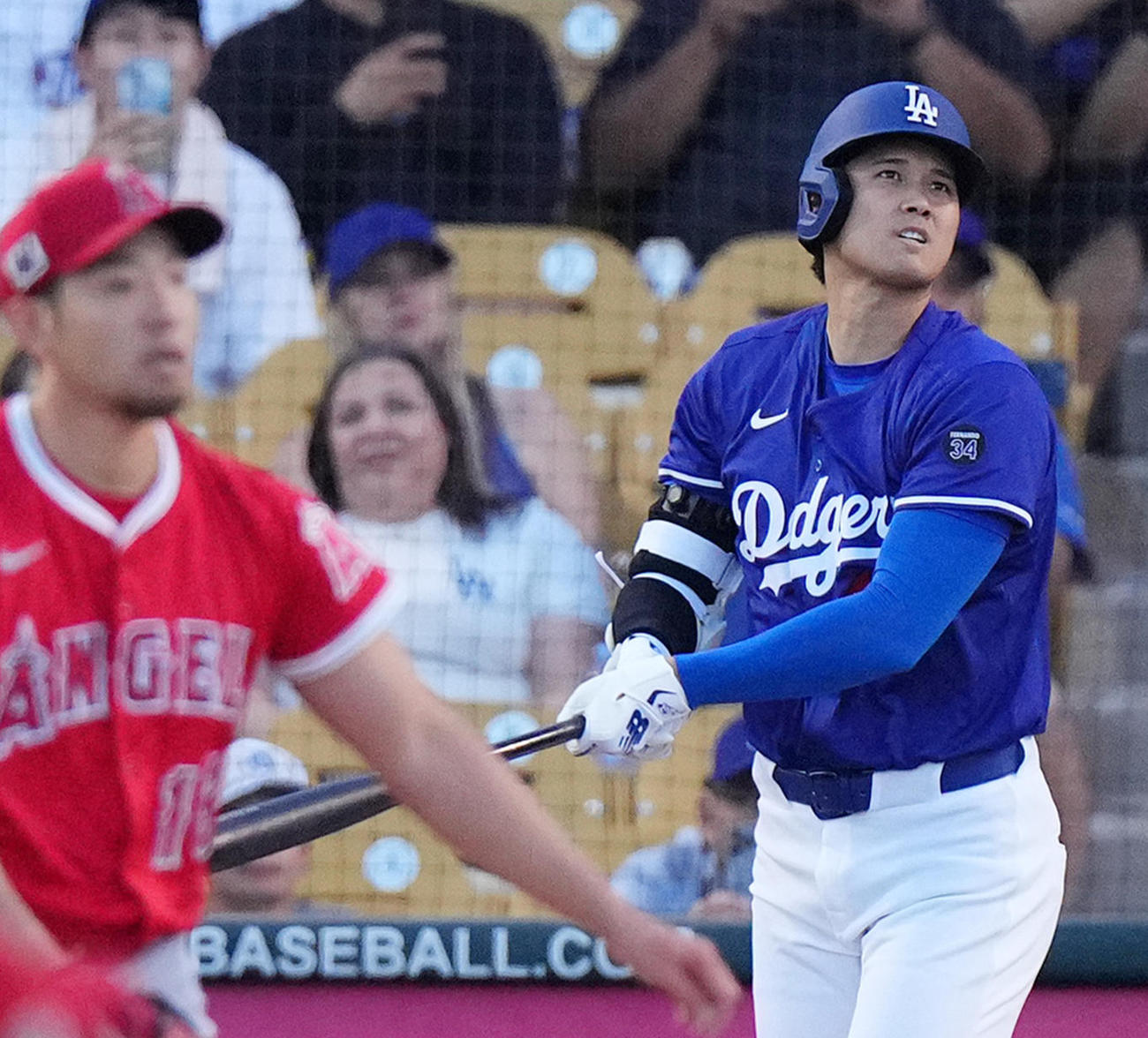 オープン戦・ドジャース対エンゼルス　1回裏ドジャース無死、左越えに先頭打者本塁打を放つ大谷。投手菊池（撮影・菅敏）