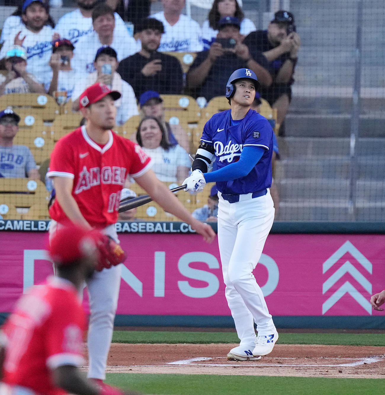 オープン戦・ドジャース対エンゼルス　1回裏ドジャース無死、左越えに先頭打者本塁打を放つ大谷。投手菊池（撮影・菅敏）