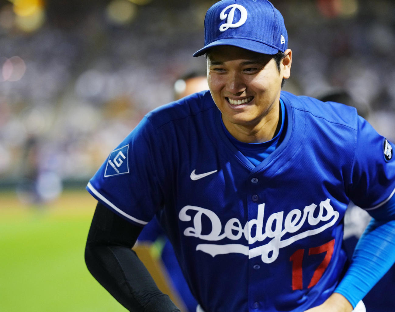 オープン戦・ドジャース対エンゼルス　出場を終え、笑顔で引き揚げるドジャース大谷（撮影・菅敏）