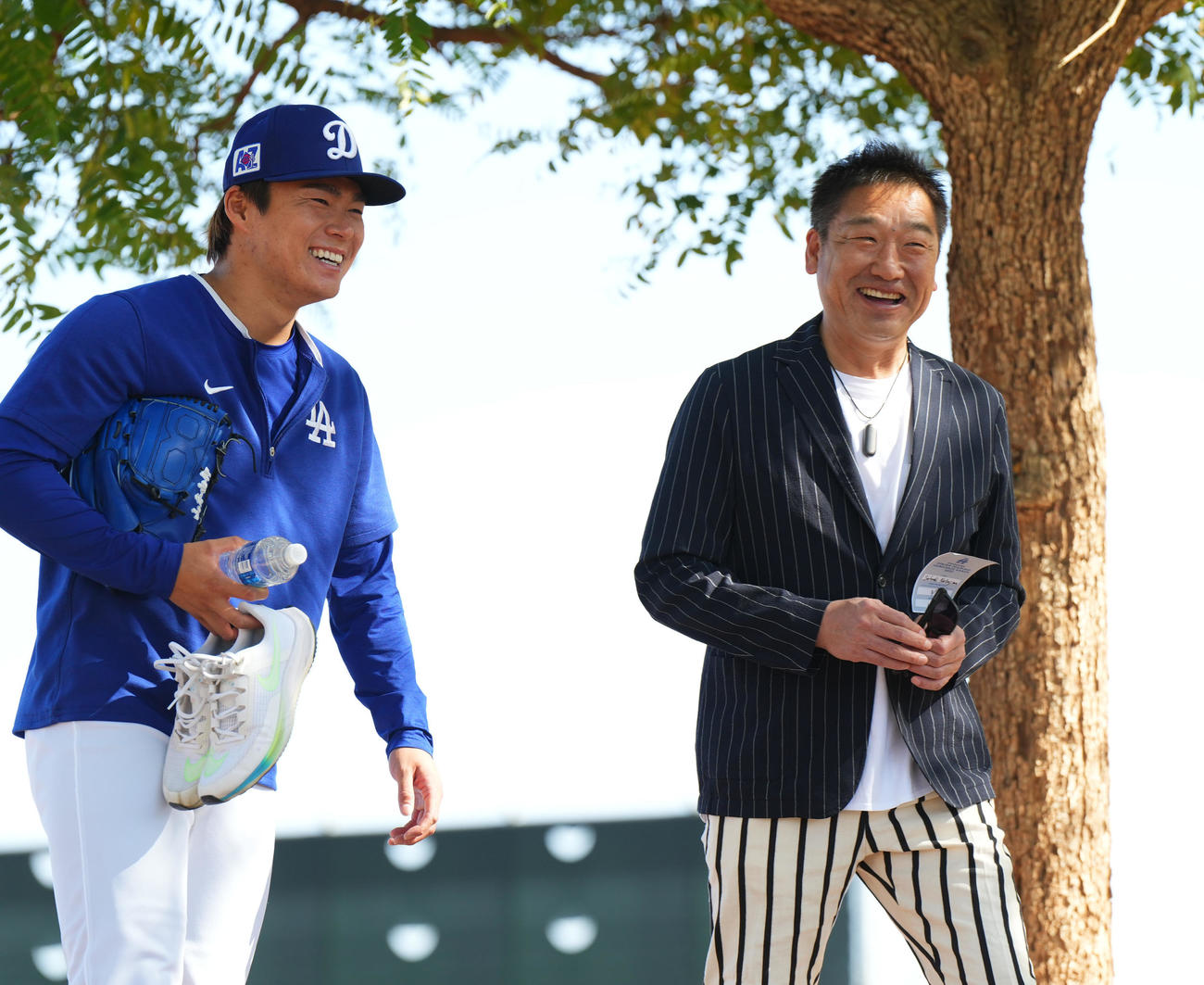 ドジャース春季キャンプ　キャンプ地を訪れた中嶋氏（右）にあいさつするドジャース山本（撮影・菅敏）