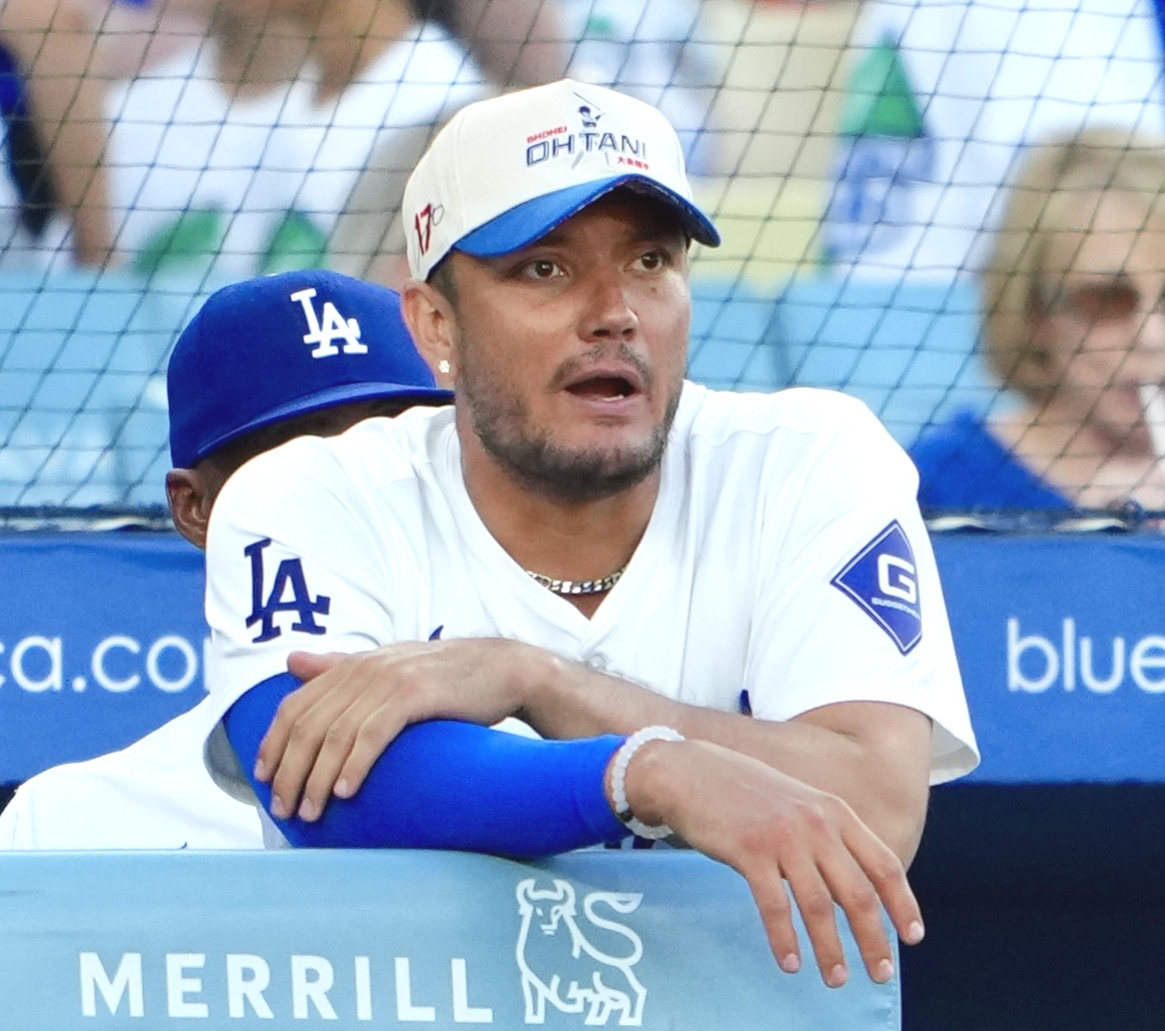 大谷翔平コラボキャップを被ってベンチから声援を送るミゲル・ロハス（2024年7月22日撮影）